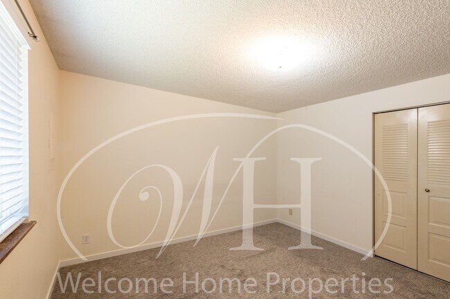 Building Photo - 2 Bedroom Duplex Apartment with Garage and...