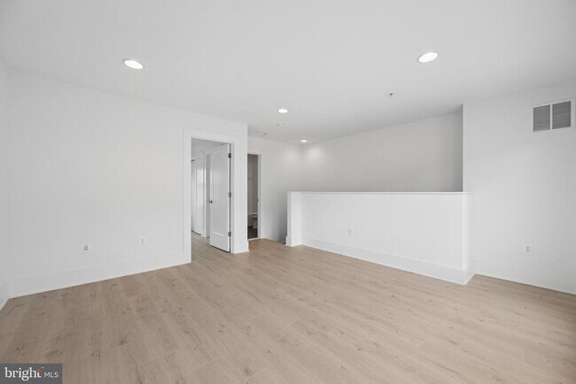 Building Photo - 11344 Emerald Park Rd