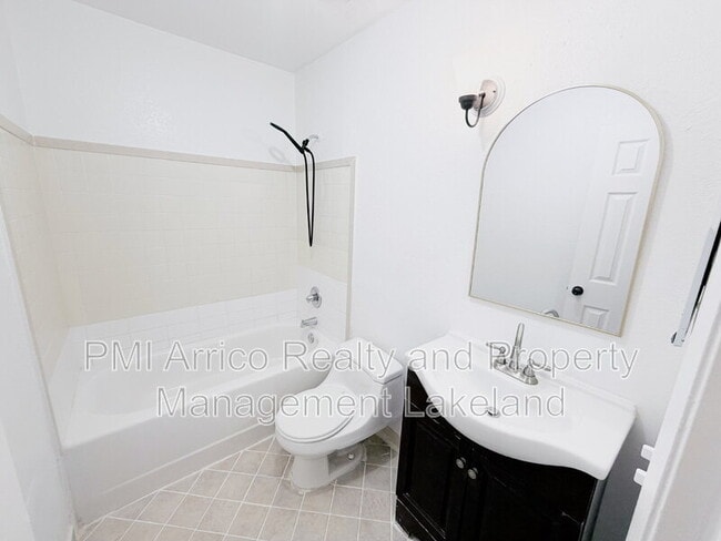 Building Photo - 222 Lakeview Dr