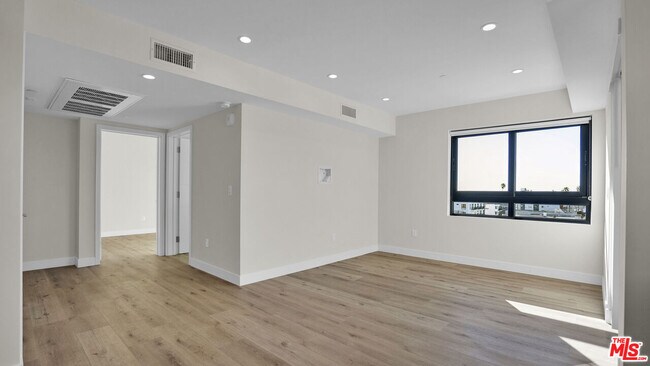Building Photo - 846 S Mariposa Ave