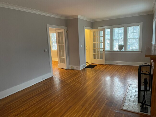 Building Photo - Charming Dutch Colonial Style Heritage Hill Home