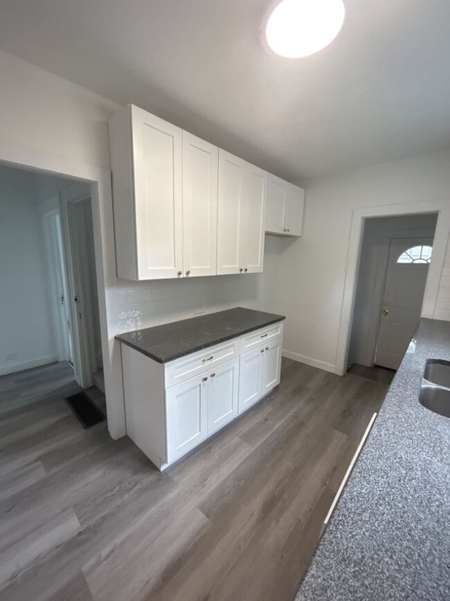 Building Photo - Charming 5-Bedroom Property in Prime Location