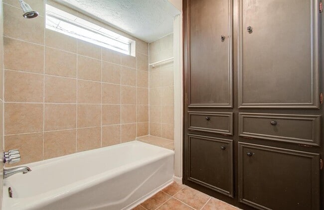 Building Photo - 3706 Brookbank Dr