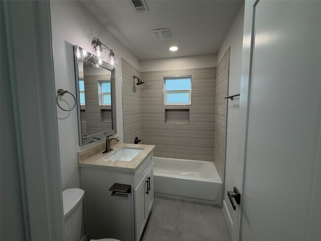 Building Photo - 4843 Culmore Dr