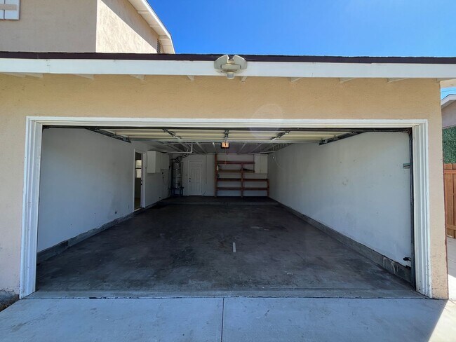 Building Photo - Freshly prepped 5BR in Simi w/downstairs b...