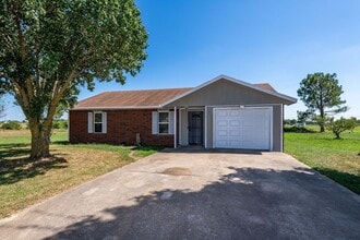 Building Photo - Culdesac Home on Over Half an Acre! Pet friendly and 6-12 month leases!