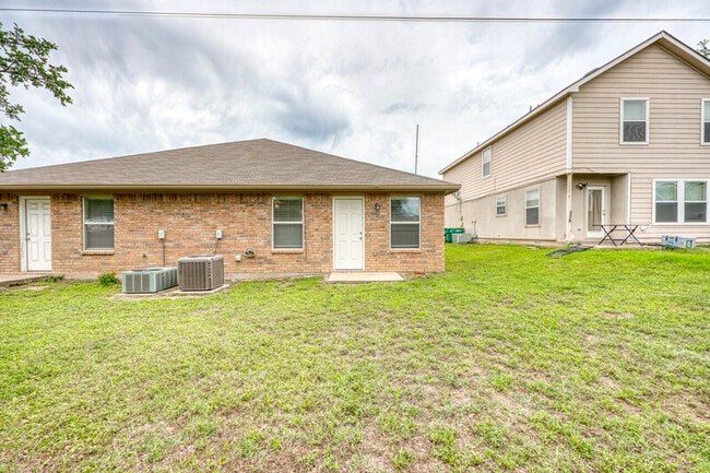 Building Photo - 1511 N Claremont Cir