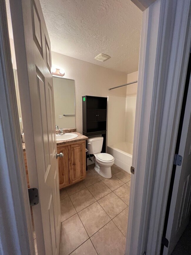 Building Photo - Oversized Townhome in Town!