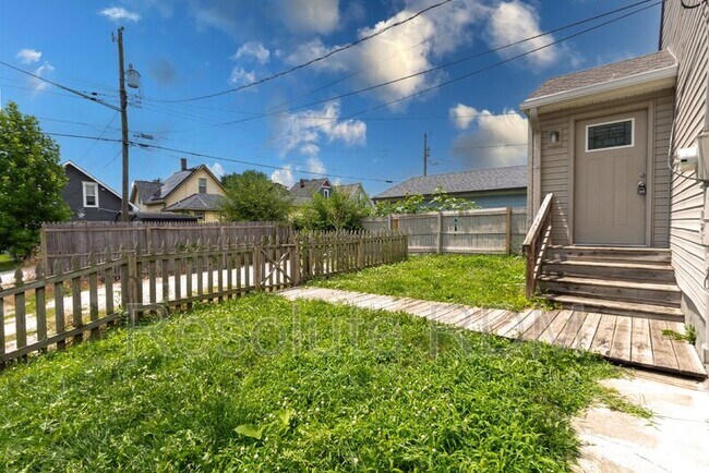 Building Photo - 743 Cottage Ave