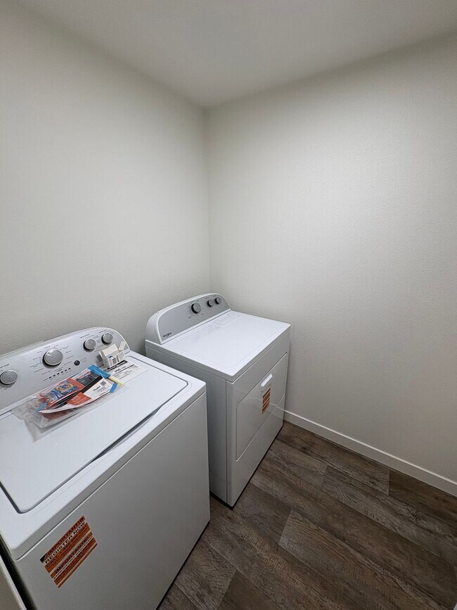 Building Photo - Brand New Stunning 3 Bed/2.5 Bath Townhouse-Old Farm District