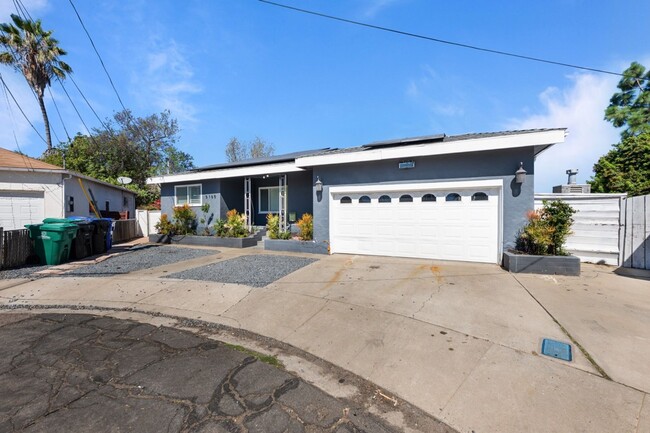 Building Photo - Private pool with canyon views!