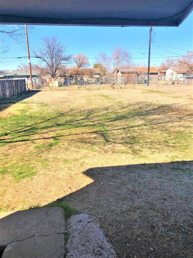 Building Photo - Handyman Special $0 First Month's Rent / “You fix, you SAVE BIG!!” Contact Mayshell for details: ...