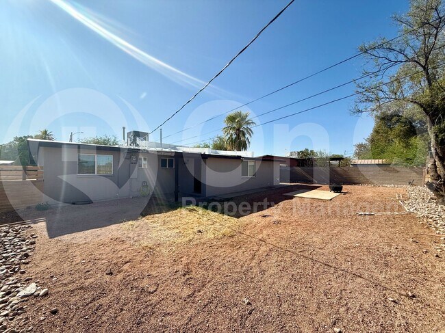 Building Photo - 518 S Mann Ave