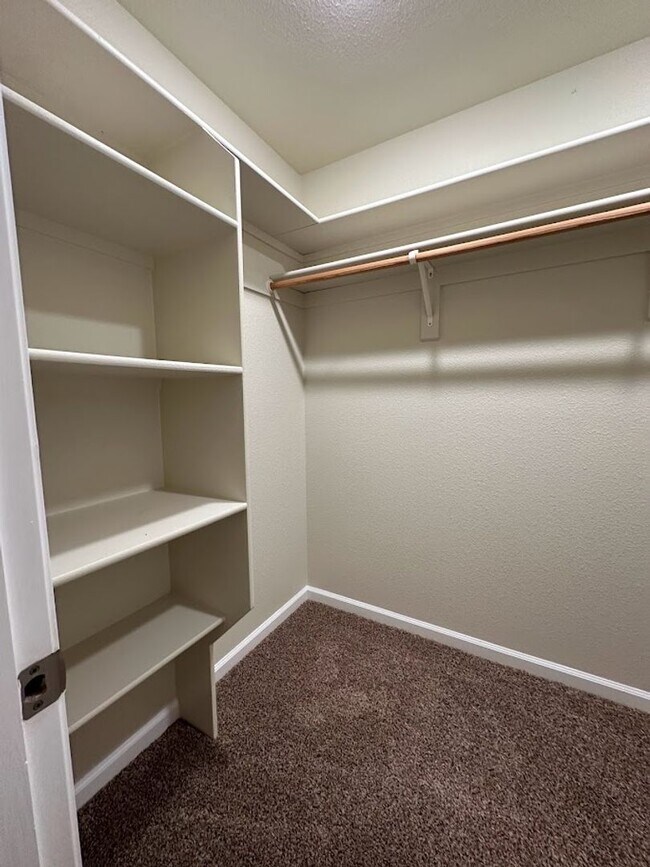 Building Photo - Well maintained home in desirable neighborhood!