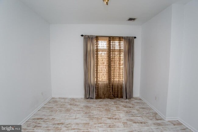 Building Photo - 523 Carson Terrace