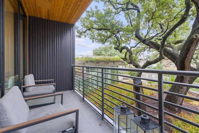 Building Photo - 900 S 1st St