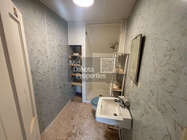 Building Photo - 502 E 3rd-6 bedroom, 2 bathroom house