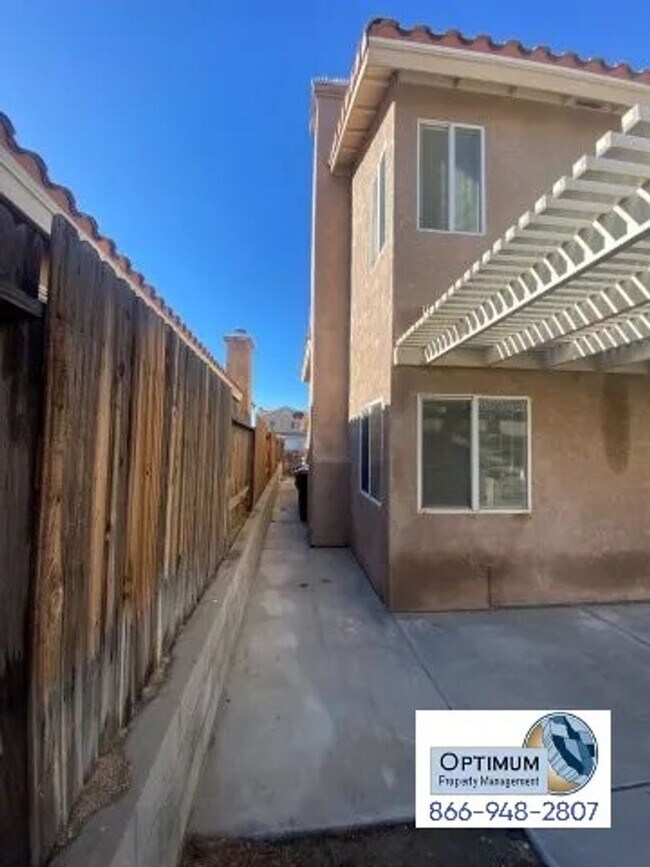 Building Photo - Spacious 4-Bedroom Home with 3-Car Garage & Downstairs Suite!