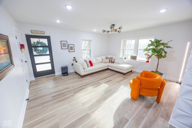 Building Photo - 7980 Royal Ave