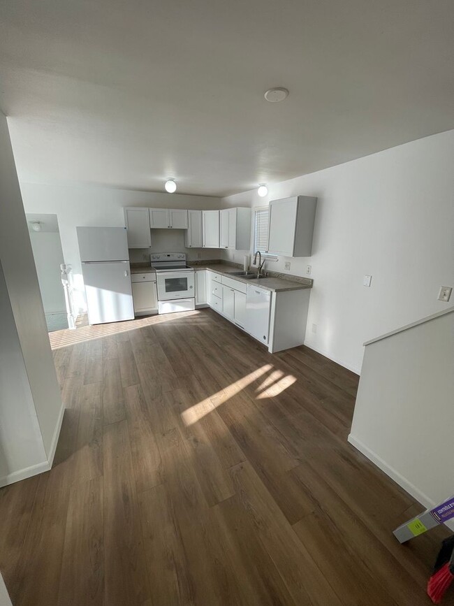 Building Photo - AVAILABLE NOW - New Renovation - 2 Bed 1 Bath