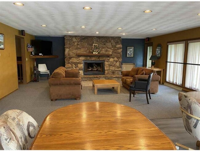 Building Photo - 1135 Manor Dr