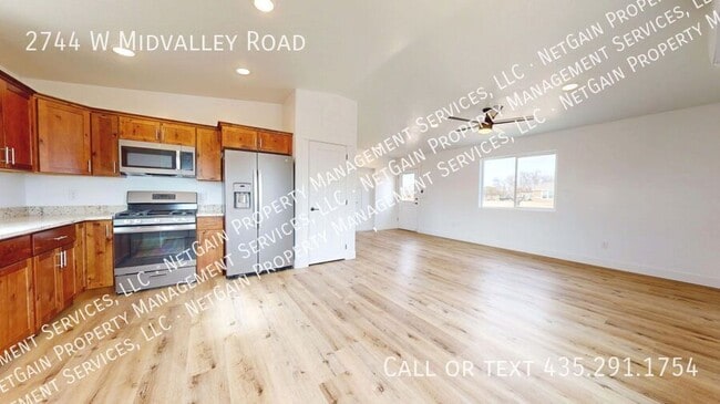 Building Photo - 2744 W Midvalley Rd