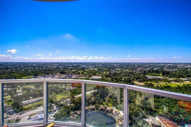 Building Photo - 3000 Oasis Grand Blvd