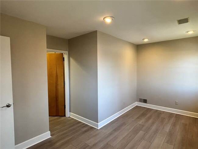 Building Photo - 1289 Creek St