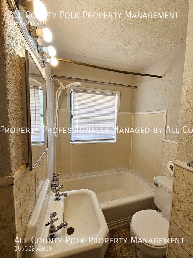 Building Photo - 918 E Lime St