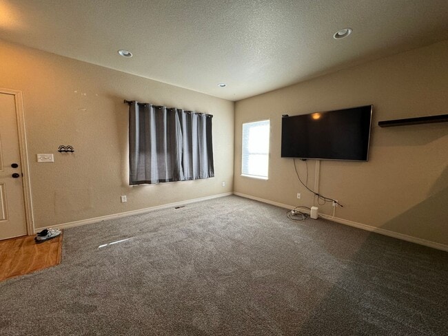 Building Photo - Beautiful 4 Bed 3 1/2 Bath home in Ridgen Farm.