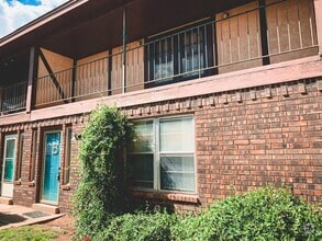 Building Photo - 2 Bed Townhouse with Garage! Convenient Lo...