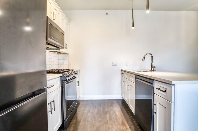 Building Photo - 1901 Summit Ave