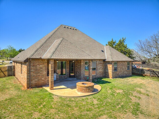 Building Photo - Luxury Rental Home in Edmond Schools + Com...