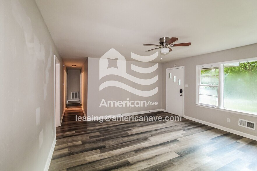 Building Photo - 215 Knodishall Dr