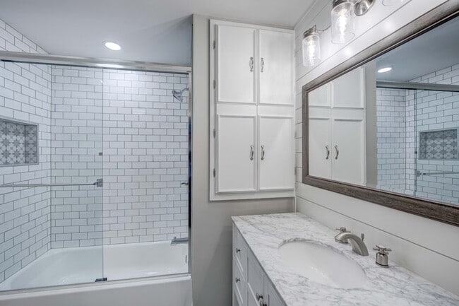 Building Photo - 1129 W Main St