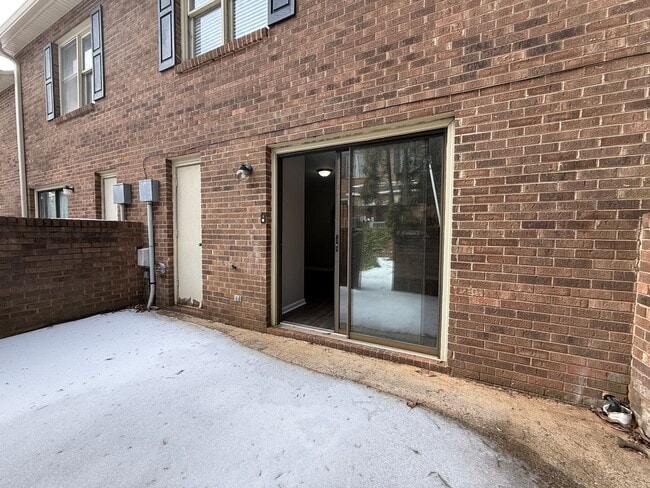 Building Photo - 3-Bedroom Townhome Just Minutes From Downtown Hickory!