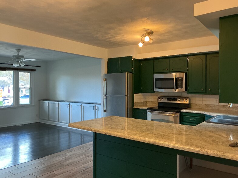 Building Photo - 127 Wesgaye St