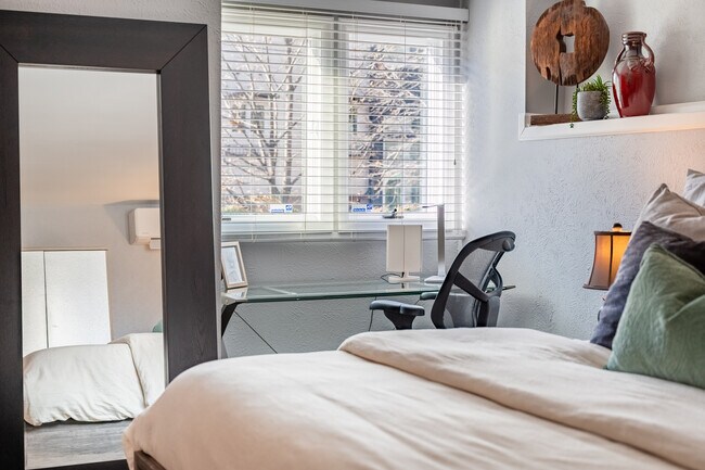 Building Photo - Capitol Hill