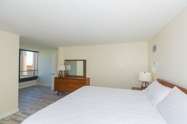 Building Photo - Canterbury Place - Fully renovated with hi...