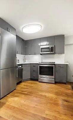 Primary Photo - 211 Thompson St