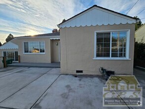 Building Photo - Sunny and bright Single Family home in El ...