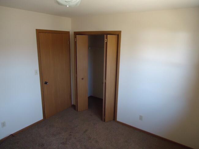 2nd bedroom w/closet - 607 E Glover St