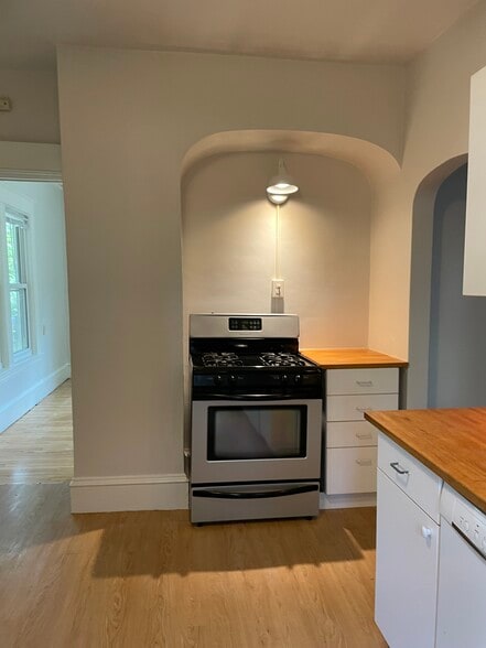 Eat-In Kitchen - 3229 22nd Ave S