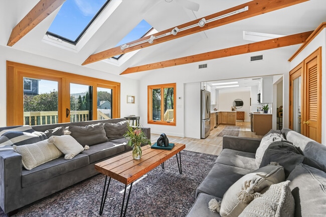 Building Photo - 8 Millard St