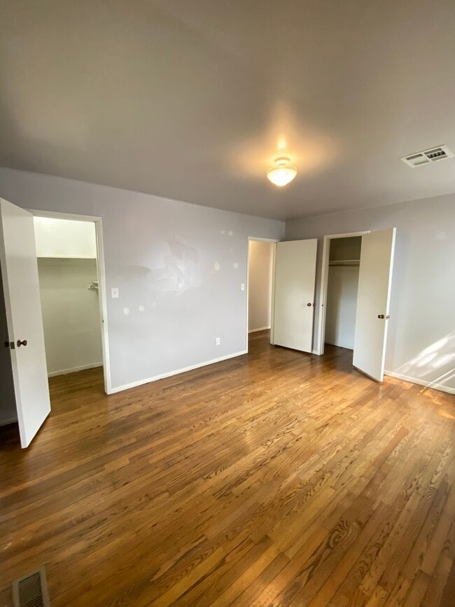 Building Photo - Cute 2 Bed 1 Bath in The Village