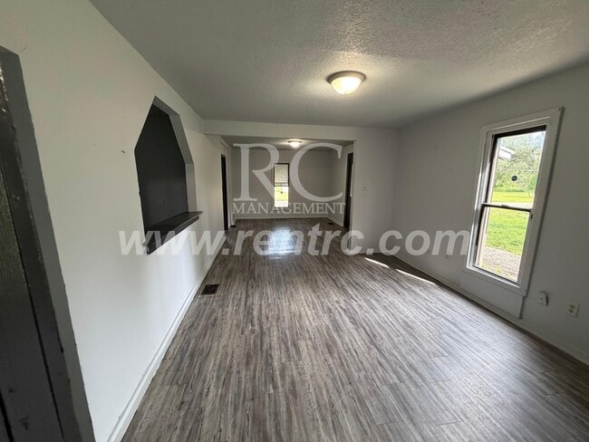 Building Photo - 102 Elmwood-