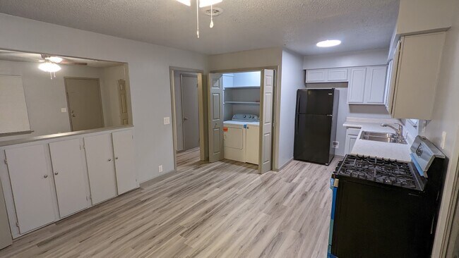 Building Photo - 402 Hickory St