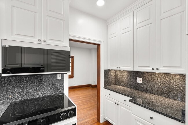 Building Photo - 3 Bed 2.5 Bath - Chevy Chase Colonial - Mo...