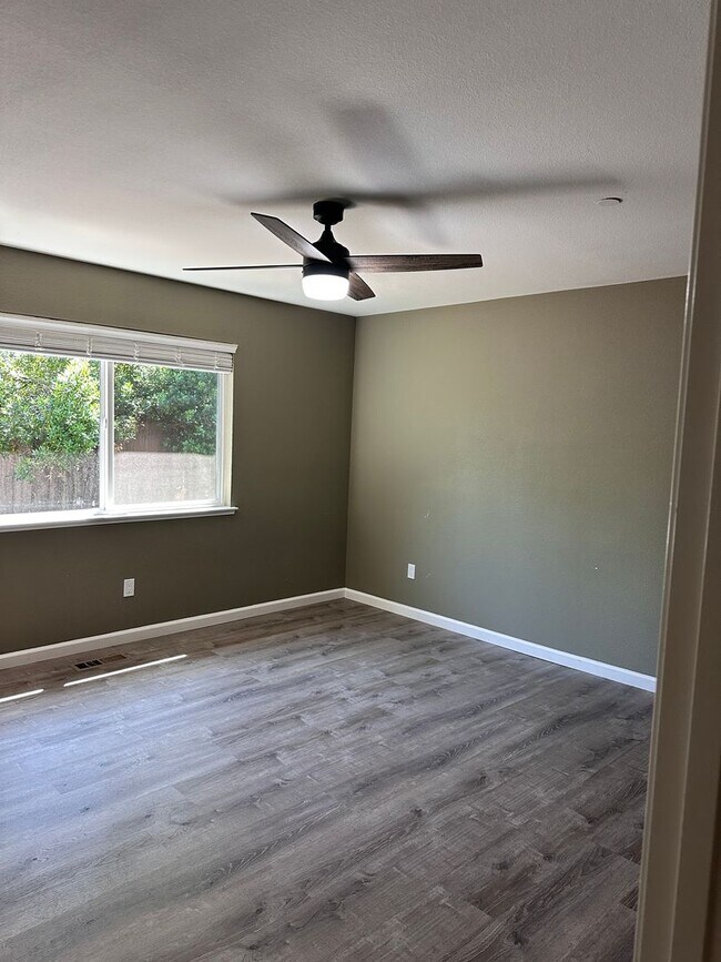 Building Photo - 6 bedroom/ 2.5 bath in Rohnert Park