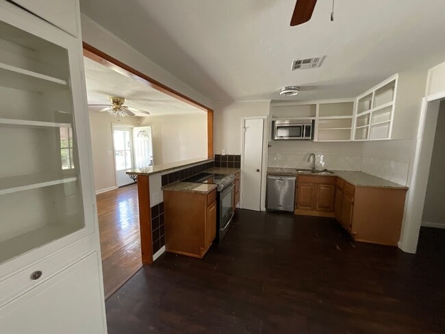 Building Photo - 308 E Kittyhawk Dr
